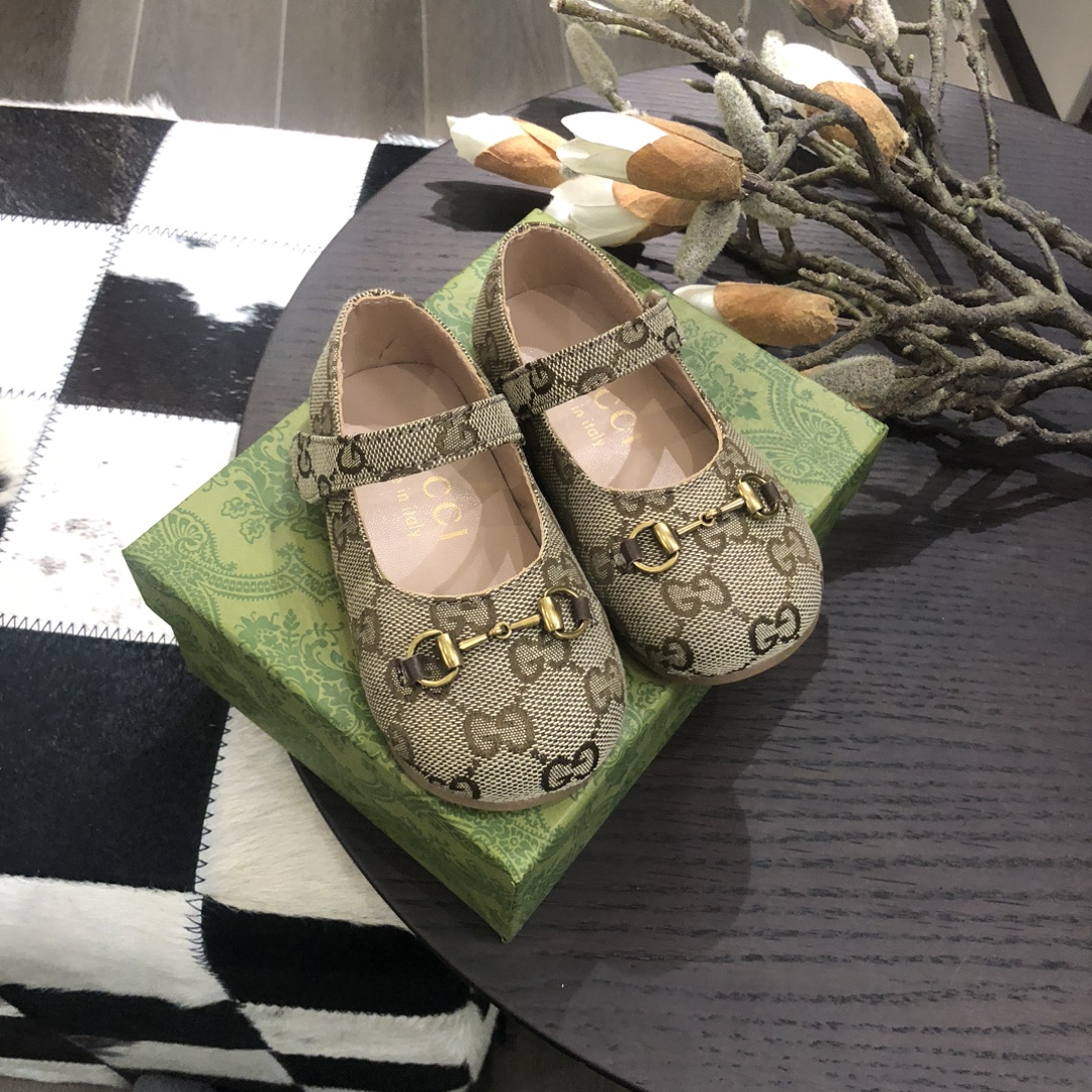Children's shoes child